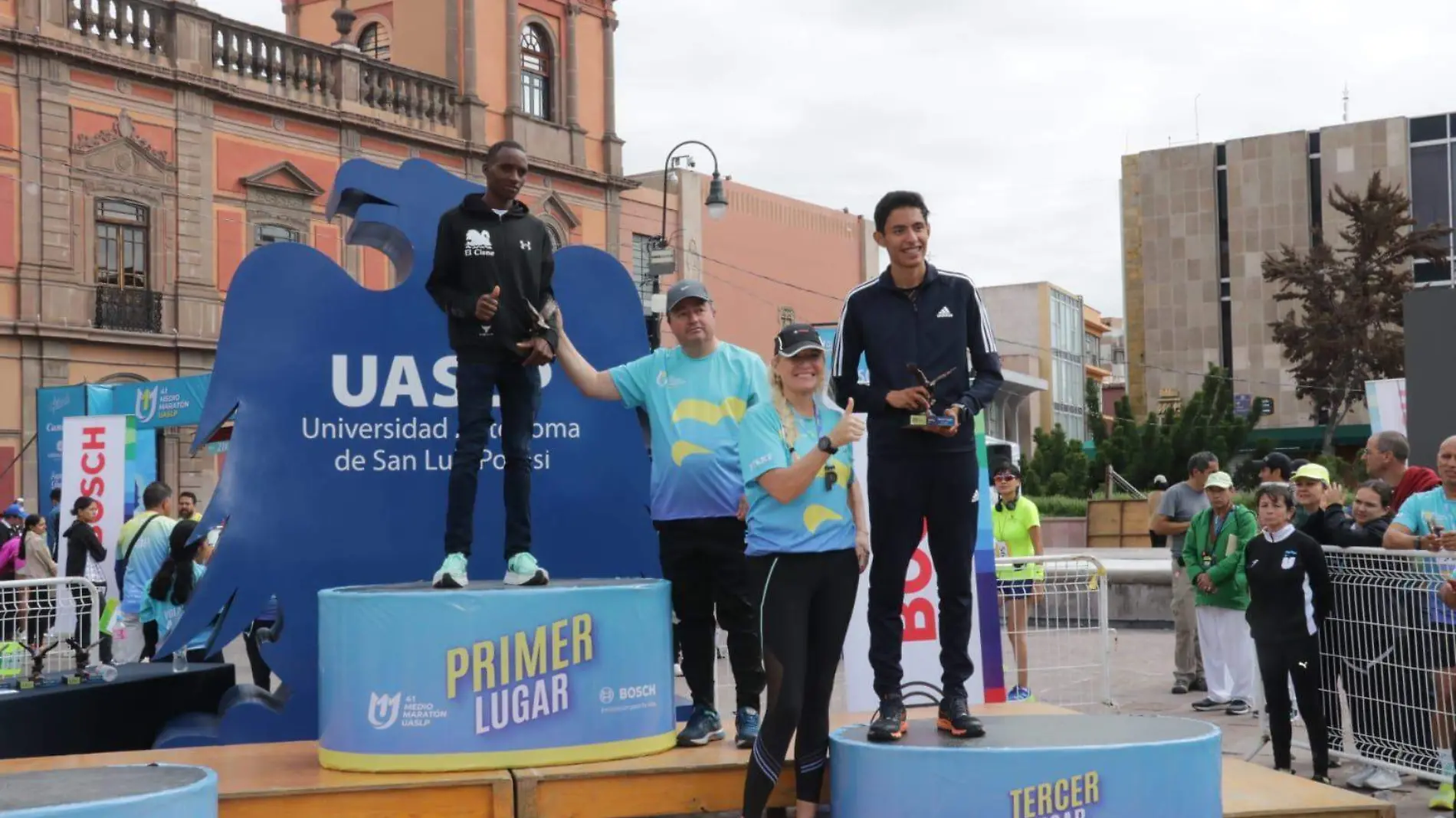 Ganadores keniatas, medio maratón universitario